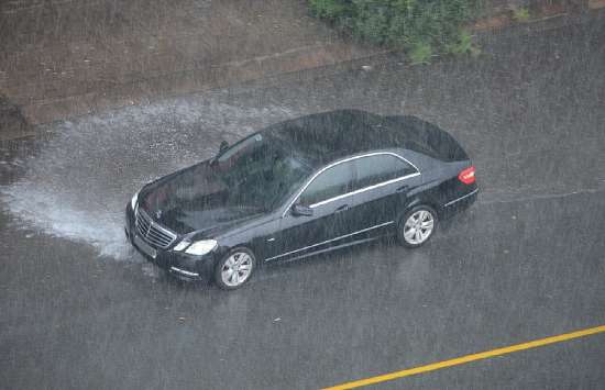 Những khu vực tuyệt đối không nên đỗ ô tô khi trời mưa bão
