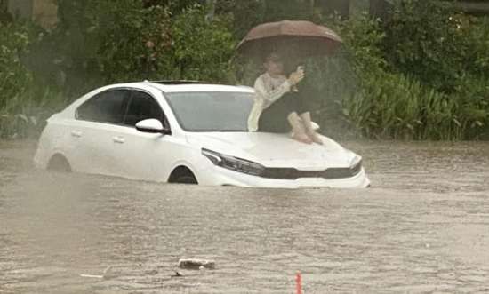Kinh nghiệm sống còn tránh bị thủy kích khi lái xe trong mùa mưa lũ