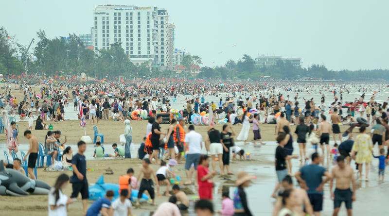 Hàng nghìn người đổ về Sầm Sơn dịp nghỉ lễ Giỗ Tổ Hùng Vương