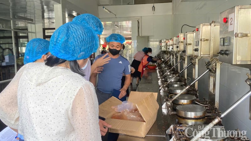 Thành phố Huế: Cao điểm kiểm soát an toàn thực phẩm mùa du lịch