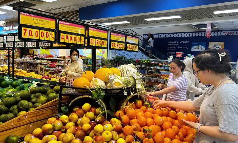 TP. Hồ Chí Minh: Chợ truyền thống, siêu thị đông khách trở lại sau Tết