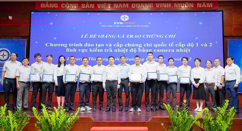 Trao chứng chỉ quốc tế kiểm tra nhiệt bằng camera nhiệt cho kỹ sư EVNHCMC