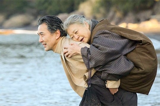 Có hiếu như Phó Chủ tịch một doanh nghiệp niêm yết: Tặng mẹ gần 18 triệu cổ phiếu, giá trị hơn 600 tỷ đồng