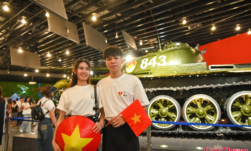 Người dân Thủ đô hướng về các 'địa chỉ đỏ' trong ngày 30/4