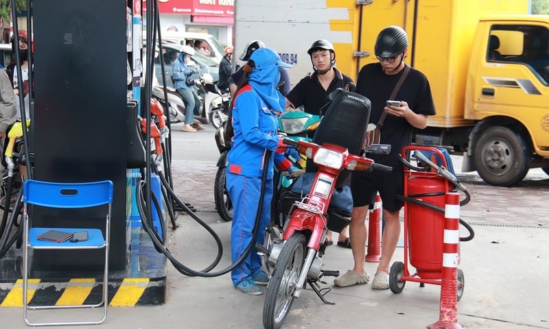 Giá xăng dầu hôm nay 11/1/2026: Tăng mạnh phiên cuối tuần