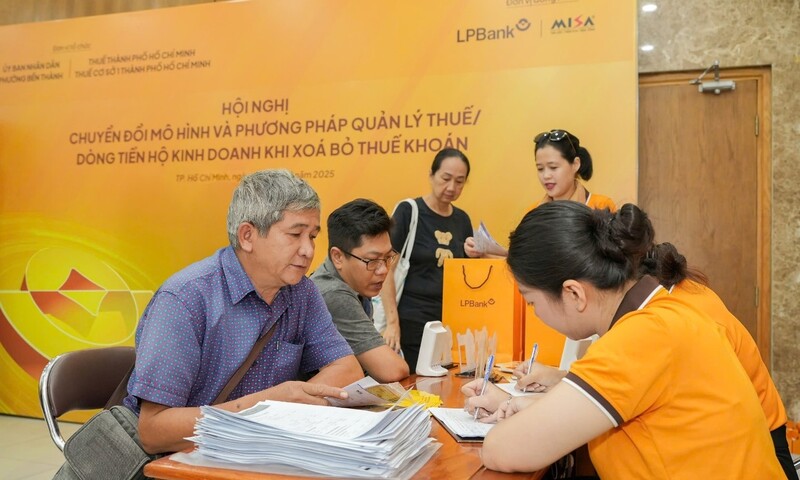 Thúc đẩy tài chính số: LPBank hỗ trợ hộ kinh doanh, tiểu thương thích ứng mô hình thuế mới