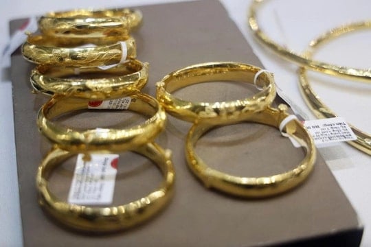 Giá vàng sáng cuối tuần diễn biến rất lạ, các chuyên gia lý giải thế nào?