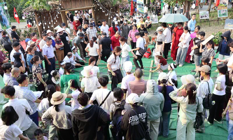 Hội trại văn hóa Đền Hùng sôi động, đông kín du khách dịp Giỗ Tổ Hùng Vương