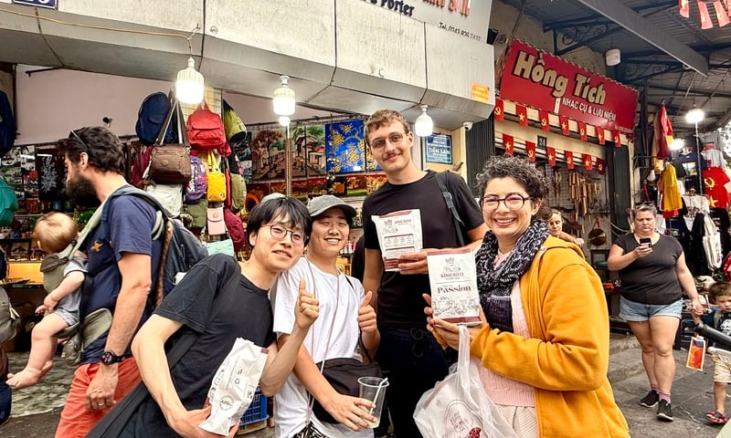 Khách du lịch quốc tế ấn tượng trước không khí Tết cổ truyền Việt Nam