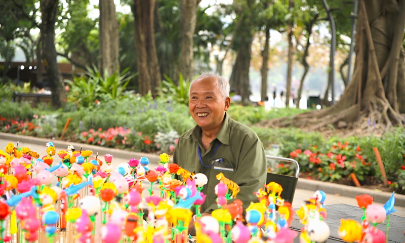 Chùm ảnh: Hồ Gươm nhộn nhịp ngày lễ Giỗ Tổ Hùng Vương