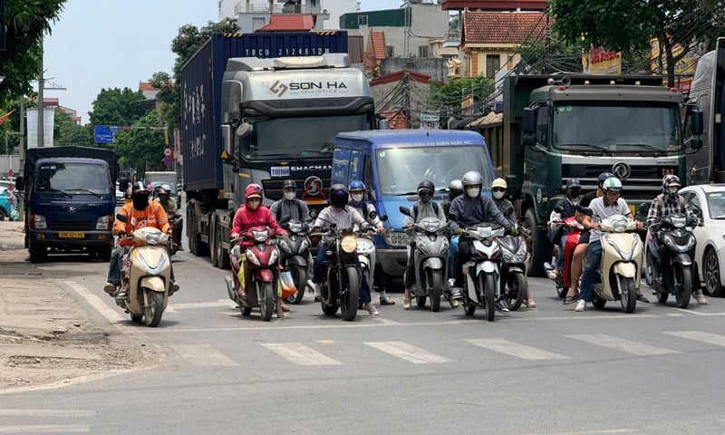 Hà Nội: Thị trường đồ chống nắng tăng nhiệt, hàng trôi nổi len lỏi