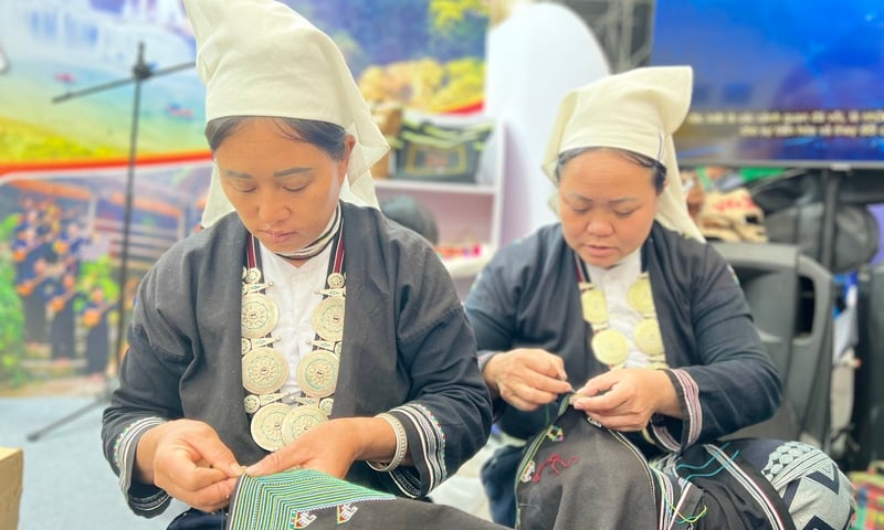 Xem phụ nữ Dao Tiền may váy áo ở Hội chợ Mùa Thu