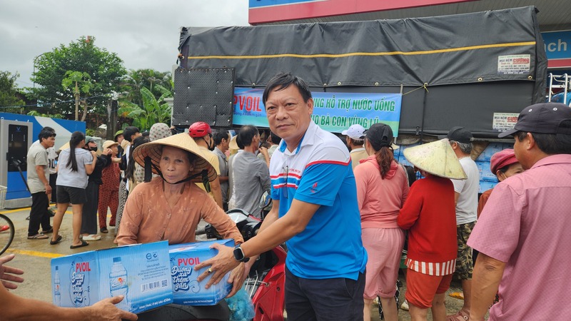 Nhân viên PVOIL dũng cảm cứu người trong nước lũ