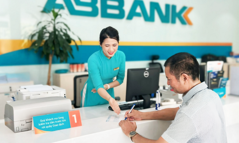 ABBANK giảm lãi suất 2,8%/năm, tiếp sức khách hàng phục hồi sau bão