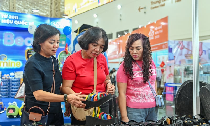 Dép cao su 'huyền thoại' từ lốp máy bay ATR 72 gây sốt Hội chợ Mùa Thu
