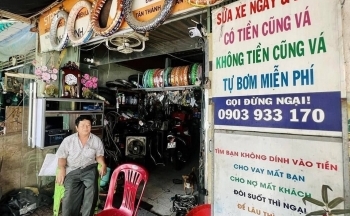 Chuyện 'ông chú Tân Phú' sửa xe miễn phí cho người nghèo