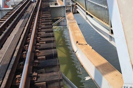 Sà lan tông cầu Ghềnh, khoảng 1.500 hành khách đường sắt phải chuyển tải