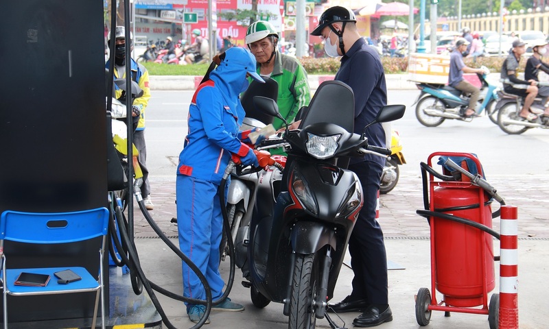 Giá xăng dầu hôm nay 10/12/2025: Tiếp tục giảm