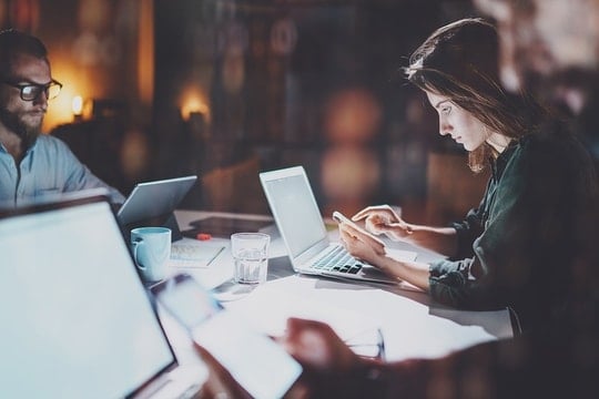 Dòng vốn ngoại đổi chiều giữa phiên rung lắc mạnh, một cổ phiếu Big 4 được ưu tiên gom