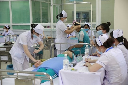 Từ ngày mai, bảo hiểm y tế có nhiều thay đổi, lương bác sĩ cũng được điều chỉnh