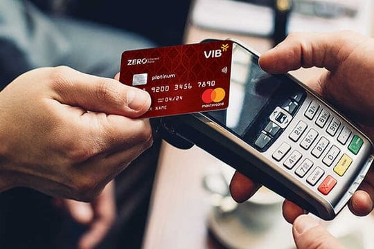 Ngân hàng kiếm tiền từ thẻ tín dụng như thế nào?