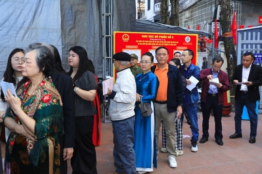 Cử tri Thủ đô Hà Nội phấn khởi tham gia ngày hội bầu cử của toàn dân