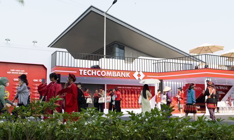 Techcombank chiều “Gai Con” hết mực, xoa dịu hội chứng hậu concert