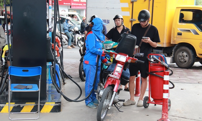 Giá xăng dầu hôm nay 24/12/2025: Đảo chiều giảm nhẹ