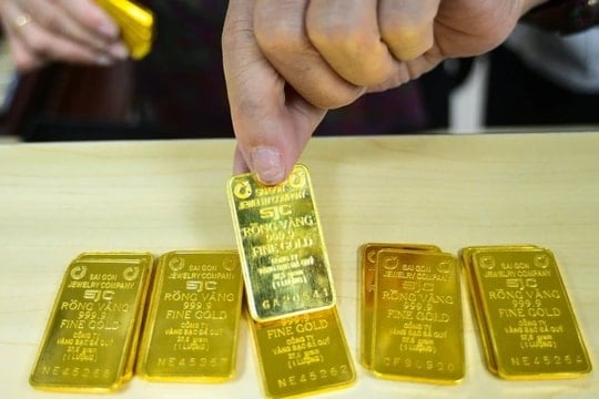 Ngày 16/1: Giá vàng trong nước đứng yên, giá vàng thế giới giảm mạnh