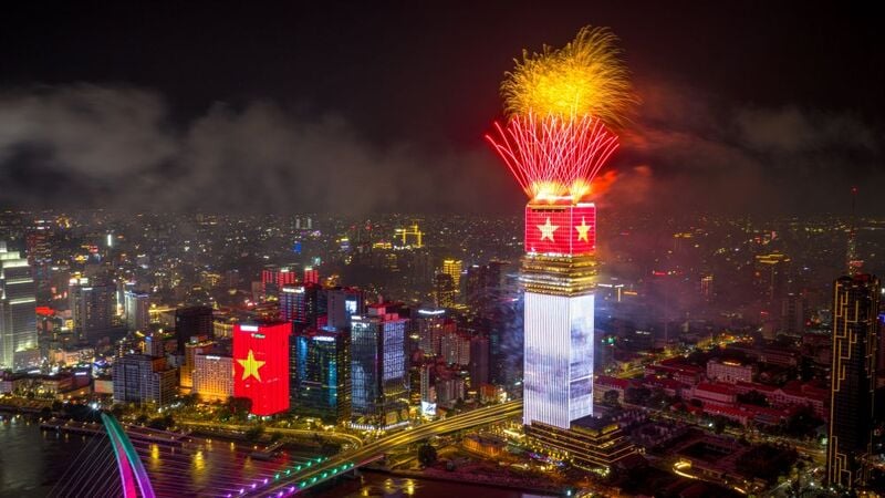 Saigon Marina IFC thắp sáng biểu tượng mới TP. Hồ Chí Minh