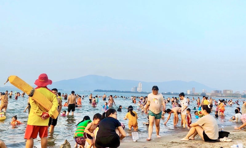 Đà Nẵng: Nắng nóng, người dân và du khách đổ về các 'điểm giải nhiệt'