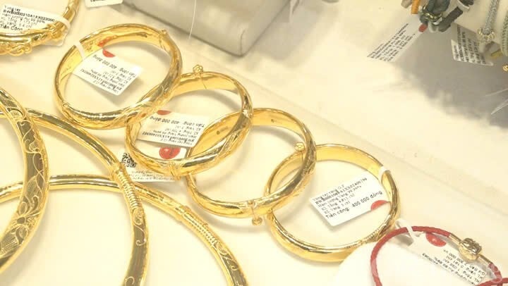 Giá vàng hôm nay 25/12/2025: Lần đầu vượt mốc 4.500 USD/ounce