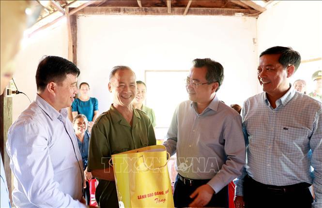 Đồng chí Nguyễn Thanh Nghị thăm, tặng quà gia đình chính sách tại Lâm Đồng, Quảng Ngãi