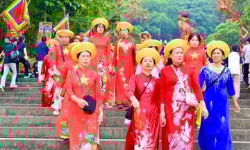 Hàng nghìn người dân đổ về Đền Hùng trước ngày Giỗ Tổ