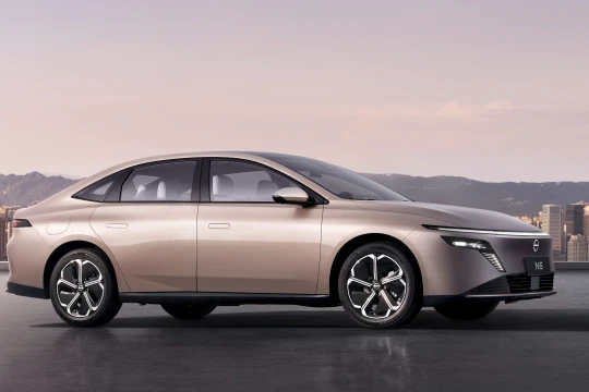 Sedan hybrid giá hơn 400 triệu chạy 180km điện: Nội thất như xe sang, tiết kiệm xăng top đầu thế giới