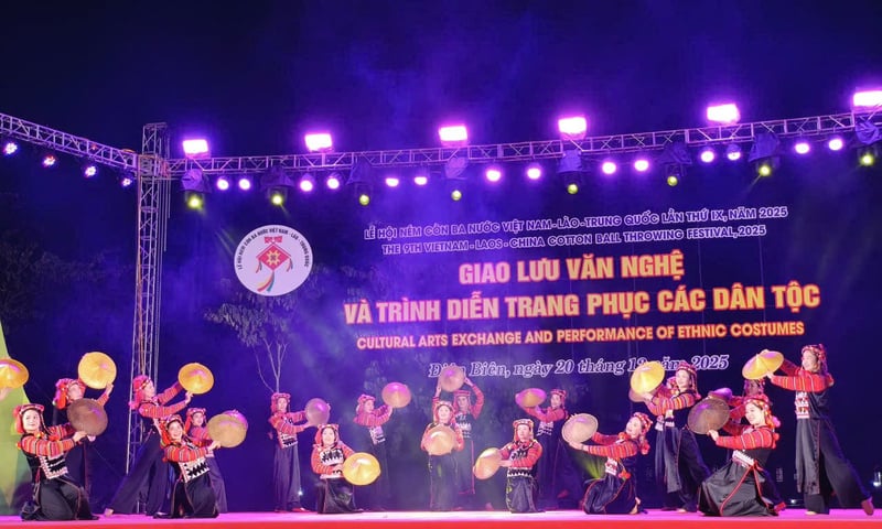 Sắc màu trang phục Việt Nam tỏa sáng tại Lễ hội Ném còn