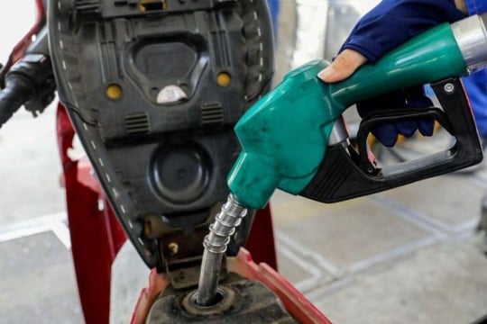 Giá xăng dầu hôm nay 15/11/2025: Bật tăng mạnh