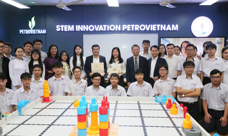 'Các em sẽ trở thành đồng nghiệp với những kỹ sư, nhà khoa học BSR'