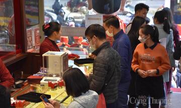 TP. Hồ Chí Minh: Người dân đội mưa, xếp hàng mua vàng ngày vía Thần Tài