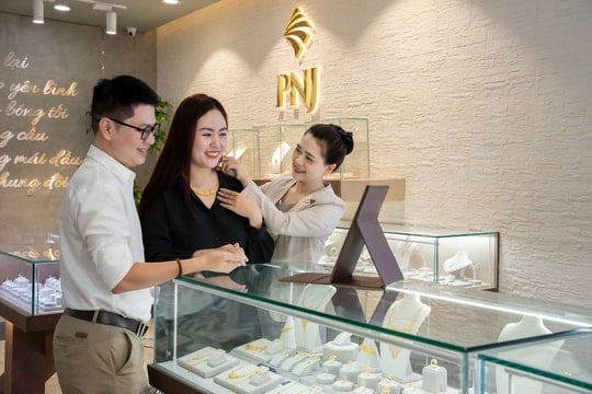 Giá vàng lập đỉnh, doanh thu "ông lớn" PNJ vẫn đi lùi, vì sao?