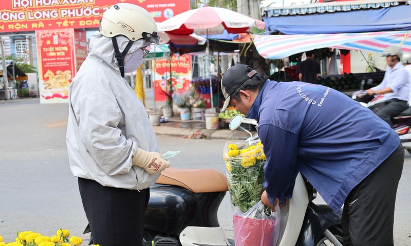 TP. Hồ Chí Minh: Hoa giảm giá sâu, sức mua tăng mạnh