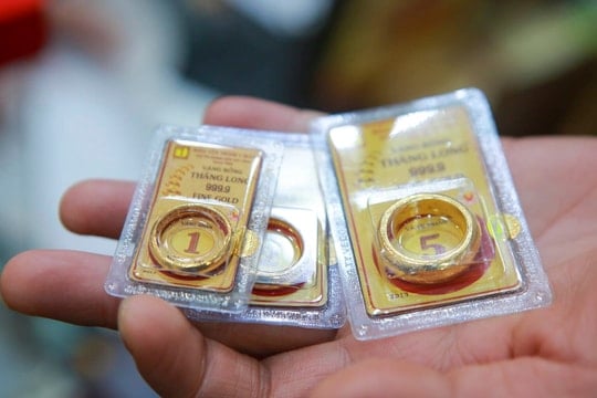 Giá vàng nóng lên từng giờ, sẽ sớm vượt 210 triệu đồng/lượng?