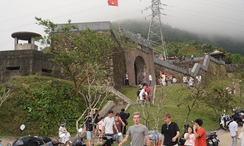 Tấp nập người dân, du khách du xuân tại Hải Vân Quan dịp tết Bính Ngọ