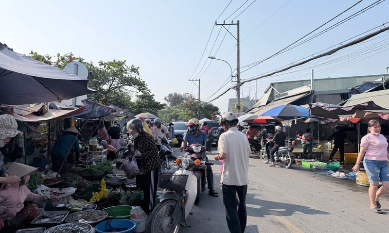 TP. Hồ Chí Minh: Nắng nóng cao điểm, người dân tăng 'đi chợ' online