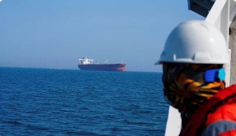 Iran nổ súng vào tàu dầu, yêu cầu phải xin phép khi qua eo biển Hormuz