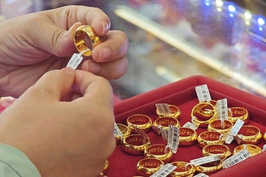 Giá vàng nhẫn hôm nay 9/5: Vàng thế giới hạ nhiệt nhưng vàng nhẫn vẫn “cứng giá”