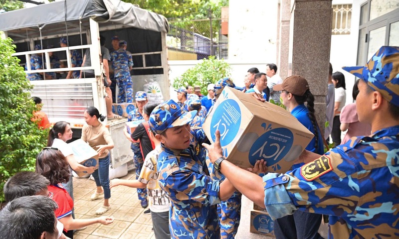 48 tấn sữa và nước uống Vinamilk đến rốn lũ miền Trung – Tây Nguyên