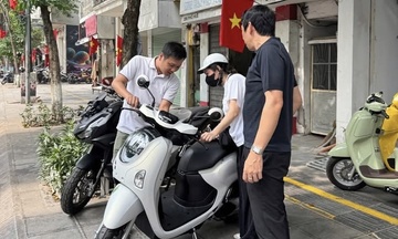 Nguồn cung khan hiếm đẩy giá xe máy nhập tăng đột biến