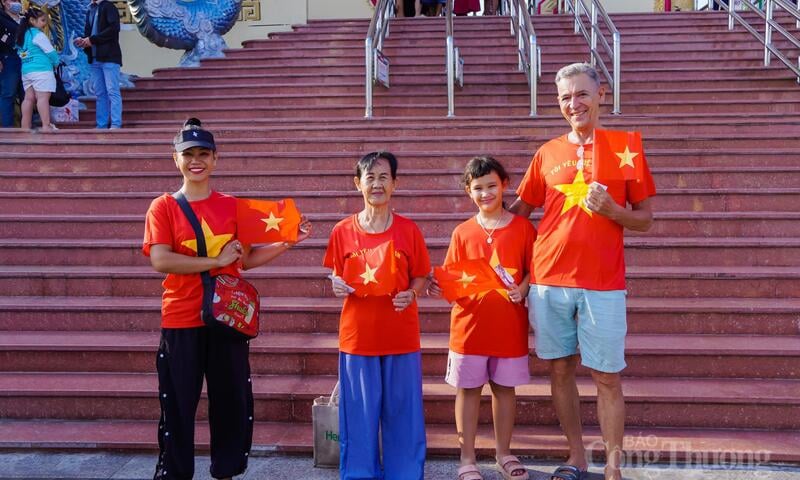 Nghỉ lễ 30/4–1/5: TP.Hồ Chí Minh bùng nổ du khách, phố phường rực sắc cờ hoa