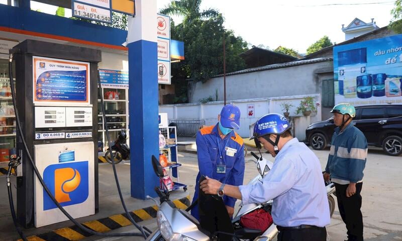 Giá xăng dầu đồng loạt giảm trước kỳ nghỉ Tết Dương lịch 2026